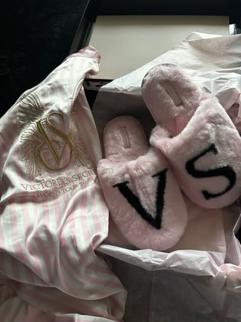 im just a girl🤍🩰🎀🫧 Vs Models Aesthetic, Victoria Secret Slippers, Victoria Secret Aesthetic, Vs Aesthetic, Victoria Secret Christmas, Victoria's Secret Aesthetic, Secret Aesthetic, Angel Energy, Victoria Secret Perfume