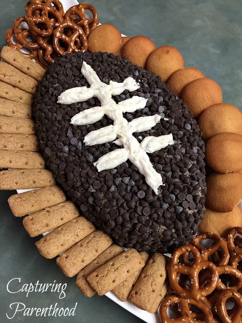 Super Bowl Food Appetizers, Football Cheese Ball, Appetizers Football, Bowl Desserts, Football Desserts, Party Food Easy Appetizers, Football Treats, Superbowl Desserts, Football Party Foods