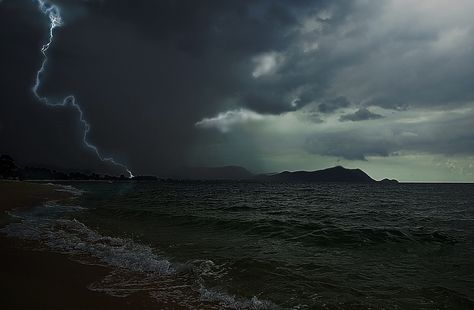 Lightning storm over the ocean! Storm Over Ocean, Lightning Ocean, Pictures Of Lightning, Ocean Storm, Scenic Pictures, The Occult, Stormy Night, Stormy Sea, Thunder And Lightning