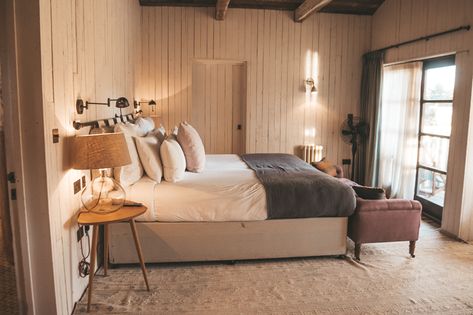 Inside A Three Bedroom Cabin at Soho Farmhouse - SilverSpoon London Soho House Bedroom, Soho Farmhouse Interiors, Farmhouse Rooms, Soho Farmhouse, Garden Cabins, Bedroom Cabin, Country Retreat, House Bedrooms, House Bedroom