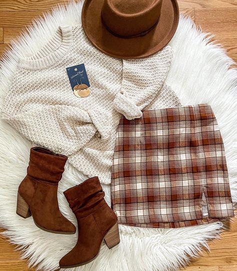 Happy Tuesday Friends, Curvy Casual Outfits, Stylish Outfits Casual, Plaid Skirt Outfit, Cute Thanksgiving Outfits, Cute Dresses For Party, Vintage Boho Fashion, Target Finds, Womens Crewneck