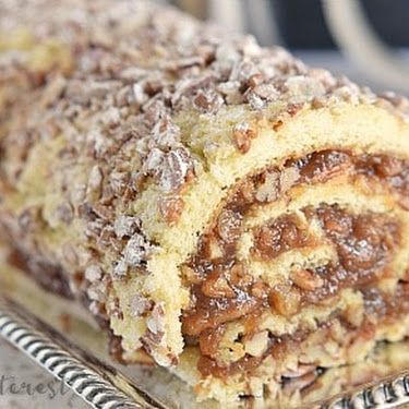 Brownie Roll Cake, Pecan Pie Cake, Roll Cakes, Nut Rolls, Pecan Pie Filling, Pecan Rolls, Cake Rolls, Cake Roll Recipes, Thanksgiving Food Desserts