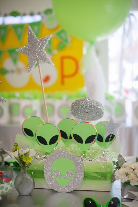 Alien Centerpieces, Alien Theme Party Decor, Alien Bday Party, Alien Invasion Party, Star Table Centerpieces, Alien First Birthday Party, Alien Table Decorations, Neon Alien, Alien Birthday Party