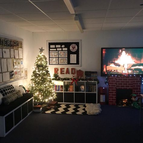 Miss Armstrong 🇮🇪☘ on Instagram: “My classroom this Christmas 🎄🎅☃️❄️😍 We read books and had hot chocolate by the tree and the fire. So cosy! #teachersofinstagram…” Cozy Classroom Aesthetic, Christmas School Aesthetic, Teacher Room Aesthetic, Christmas Classroom Aesthetic, Chill Classroom Aesthetic, Christmas Teacher Lounge Ideas, Classroom Inspiration High School, Cozy Elementary Classroom, Teachers Lounge Christmas Decor