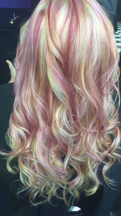 Blonde With Pink Hair, Pink And Blonde Hair, Skunk Hair, Pink Blonde Hair, Cute Hair Colors, Hair Color Streaks, Blonde With Pink, Hair Streaks, Dyed Hair Inspiration