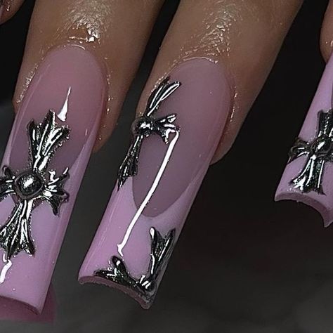 Chrome Heart Nails Pink, 3d Chrome Heart Nails, Chrome Hearts Acrylic Nails, Pink Chrome Hearts Nails, Chrome Hearts Nails Designs, Black Chrome Heart Nails, Pink Chrome Heart Nails, Chrome Heart Nails Designs, Nails Chrome Hearts