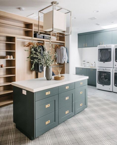 Dream Laundry Room, Laundry Room Closet, Mudroom Laundry Room, Modern Laundry Rooms, Mudroom Design, Laundry Room Cabinets, Laundry Room Inspiration, Laundry Closet, Closet Decor