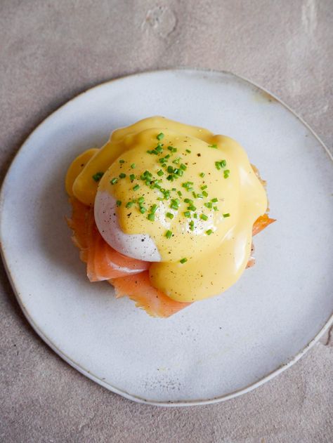 Eggs Benedict - Daen's Kitchen Easy Eggs Benedict Recipe, Easy Eggs Benedict, Homemade Hollandaise Sauce, Benedict Recipe, Eggs Benedict Recipe, Egg Benedict, Plating Ideas, Lemon Muffins, Hollandaise Sauce