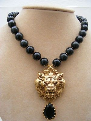 London Jewelry, 60s Jewelry, Lion Jewelry, Cat Hug, Lion Necklace, Lion Pendant, Mermaid Jewelry, Bling Necklace, Black Beaded Jewelry