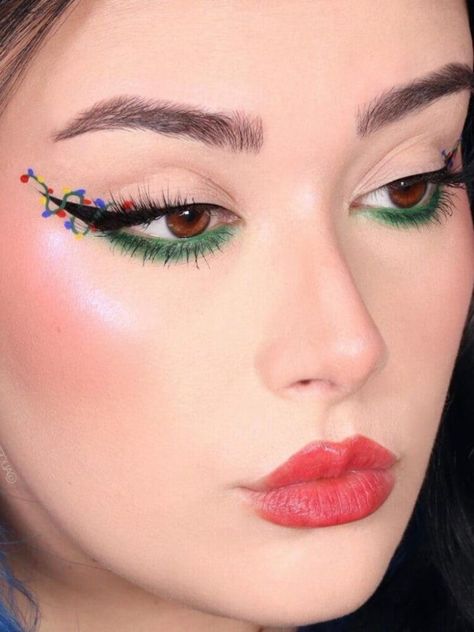 Simple Christmas Makeup Natural, Christmas Make Up Looks Holiday Makeup, Cute Christmas Makeup Looks Simple, Thanksgiving Eyeliner, Christmas Eyeliner Ideas, Holiday Eyeliner, Christmas Eyeliner Looks, Creative Christmas Makeup Ideas, Simple Christmas Makeup Looks