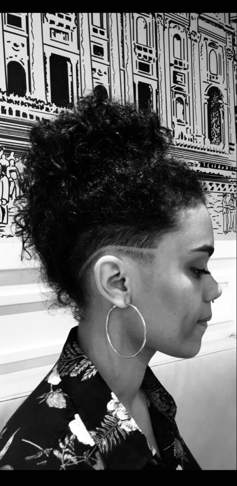 Shaved Curly Hair, Side Shaved Hair, Undercut Natural Hair, Undercut Curly Hair, Undercut Hair Designs, Side Shaved, Undercut Hairstyles Women, Curly Undercut, Undercut Long Hair