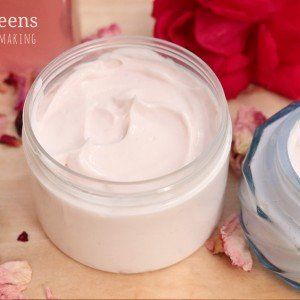 Hand Cream Recipe, Body Cream Recipe, Skin Cream Recipes, Easy Soap Recipes, Fresh Rose Petals, Natural Face Cream, Lotion Recipe, How To Make Rose, Rose Recipes