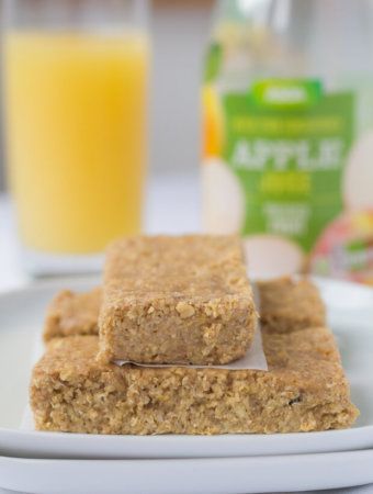 No Bake Apple and Cinnamon Oat Bars Eggless Sugar Cookies, Cinnamon Bars, Baked Apple Oatmeal, Oatmeal Granola, Low Fat Snacks, Apple And Cinnamon, Apple Bars, Apple Oatmeal, Oat Bars