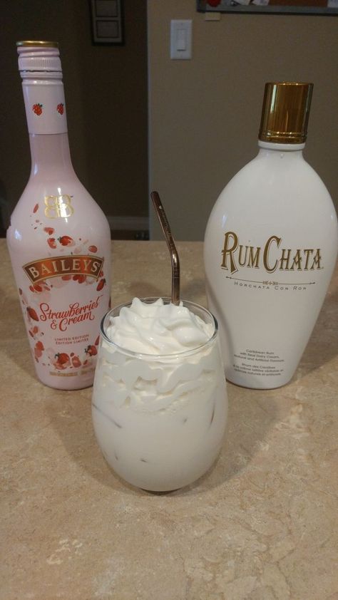 Strawberry Alcohol, Drinking Snacks, Drinking Ideas, Aesthetic Alcohol, Drinking Food, Rum Chata, Fun Drinks Alcohol, Pretty Alcoholic Drinks, Drinks Recipe