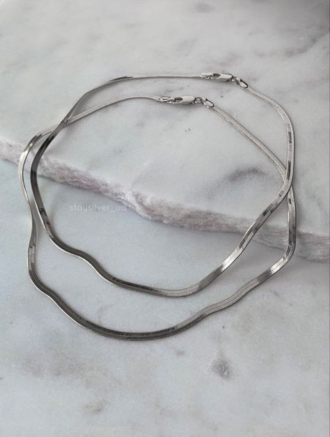 Silver Nackles Aesthetic, All Silver Jewelry, Cool Silver Necklace, Silver Jewelry Astethic, Silver Jewelry Minimalist, Jewlerie Aesthetic Silver, Silver Chains Aesthetic, Silver Chain Aesthetic, Silver Accessories Aesthetic