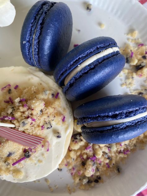 Dark Blue Macarons, Blueberry Macaron Filling, Blue Macarons Recipe, Upscale Desserts, Blueberry Macarons, Blueberry Crumble Recipes, Blueberry Syrup Recipe, Blueberry Crunch, Blue Macarons