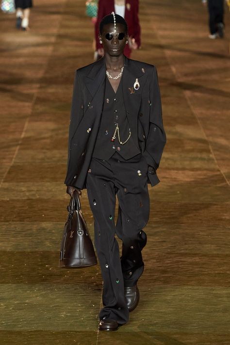 Louis Vuitton Spring 2024 Menswear https://www.vogue.com/fashion-shows/spring-2024-menswear/louis-vuitton/slideshow/collection#53 Louis Vuitton Suit Men, Louis Vuitton 2024 Men, Louis Vuitton Spring 2024 Menswear, Louis Vuitton Spring 2024, Lv Outfit Men, Louis Vuitton 2024, Quarter Zip Outfits, Louis Vuitton Suit, Fashion Runway Outfits