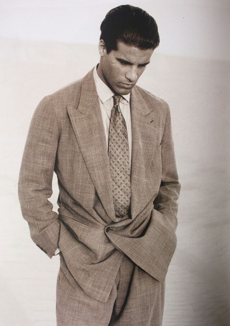 The early years of Armani 80s Suit, 80s Fashion Men, Armani Suits, Americana Vintage, 80s Men, Soft Tailoring, Cycling Fashion, Armani Men, Luxury Clothing