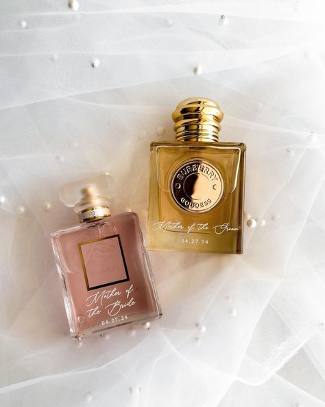 Add a special touch to your wedding gifts by personalizing a Explore the art of minimalism with our engraved wedding perfumes. These elegant scents, adorned with personalized engravings, make for a thoughtful and timeless gift. Capture the essence of your special day with a fragrance that tells your unique love story. Perfect for the bride, bridesmaids, or a cherished mother of the groom, or mother of the bride. Wedding Perfume, Engraved Wedding, Timeless Gifts, Wedding Welcome Signs, Wedding Signage, Mother Of The Groom, Gift Giving, Bridal Shower Gifts, Wedding Welcome