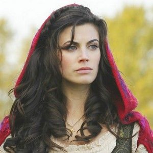 Darling Ruby! Her makeup is so fresh <3 Red Riding Hood Makeup, Meghan Ory, Red Ridding Hood, Red Riding Hood Costume, Long Brunette, Back To School Hairstyles, Little Red Riding Hood, Red Riding Hood, Ruby Red