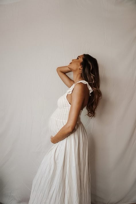 Get creative with these simple tips on taking your own maternity photos at home with little to no equipment. Diy Maternity Photos At Home, Twin Men, Maternity Photos At Home, Home Maternity Photos, Home Maternity Photography, Diy Maternity Photos, Studio Maternity Shoot, Maternity Studio Photoshoot, Studio Maternity Photos