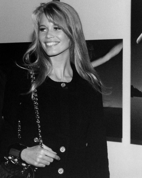 Claudia Schiffer 90s, Victoria's Secret Aesthetic, Guess Models, Guess Girl, 90s Models, Claudia Schiffer, Runway Models, Kate Moss, Hair Inspo