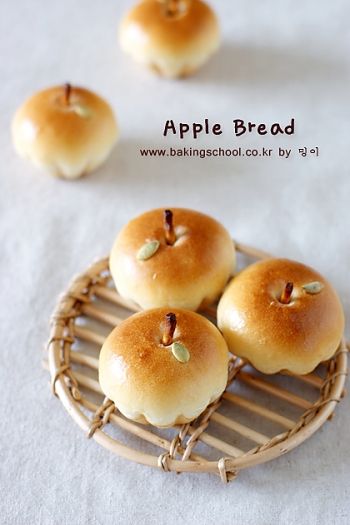 Oh My, it is Apple Bread! How fantastic! Link to the site shown on the picture. Bread Buns, Baking School, Pane Dolce, Bread Shaping, Bread Art, Resep Diet, Apple Bread, Cute Baking, Bread Bun