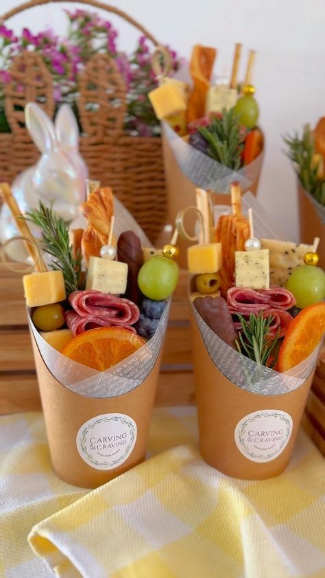 Carving & Craving | Charcuterie and cheese party cups: easy and tasty for any event! Comment "Link" to discover where to purchase all the products featured… | Instagram Charcuterie Store Design, Charcuterie Cup Table Display, Charcuterie Cups Display Wedding, Walking Charcuterie Cups, Diy Chacutery Cups, Charcuterie Individual Boxes, Cheese Box Ideas, Takeaway Cheese Platter, Hand Held Charcuterie Cups