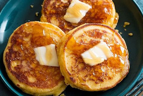 Johnny Cakes (Hoecakes) Johnny Cakes Recipe, Cornbread Pancakes, Johnny Cakes, Southern Banana Pudding, Nursing Cake, Johnny Cake, Comfort Desserts, Flour Scoop, Classic Breakfast