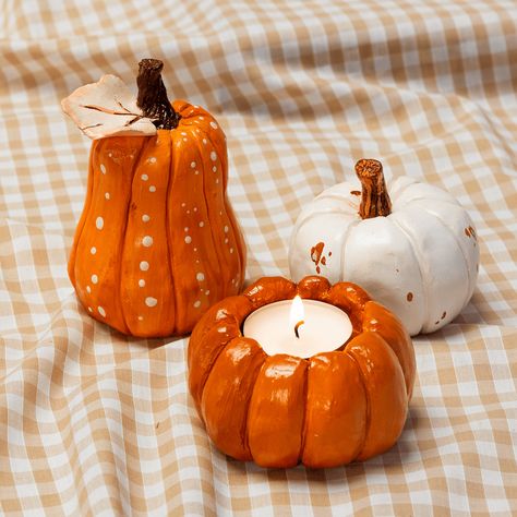 Halloween Autumn Decorations, Clay Pumpkin Candle Holder, Diy Clay Decor Ideas, Air Clay Halloween Ideas, Halloween Things To Make Out Of Clay, Halloween Air Dry Clay Crafts, Clay Display Ideas, Air Dry Pumpkins, Clay Autumn Decor