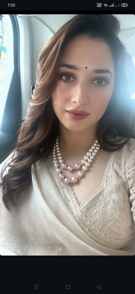 Pearl Jewelry With Saree, Jewellery On White Saree, White Saree Jewellery Ideas, Simple Makeup Look For Saree, Pearl Necklace On Saree, Saree Makeup Look For Wedding, White Saree Makeup Look, White Saree Makeup, Saree Jewellery Style