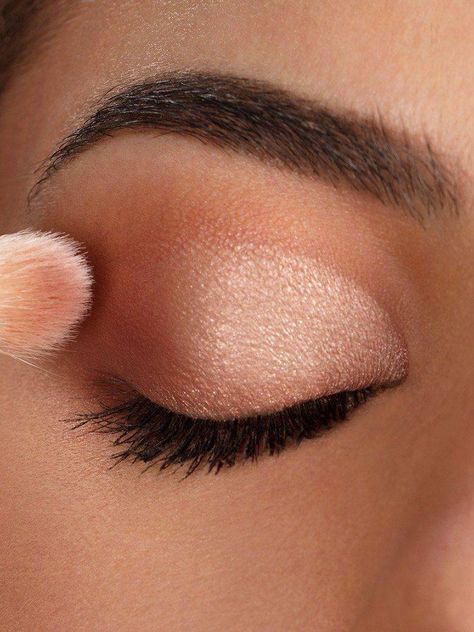 Romantic Makeup Tutorial, Rose Gold Makeup Looks, Eyeliner Highlighter, Gold Eyeshadow Looks, Rose Gold Eye Makeup, Ideas For Makeup, Rose Gold Eyeshadow, Make Up Gold, Rose Eyeshadow