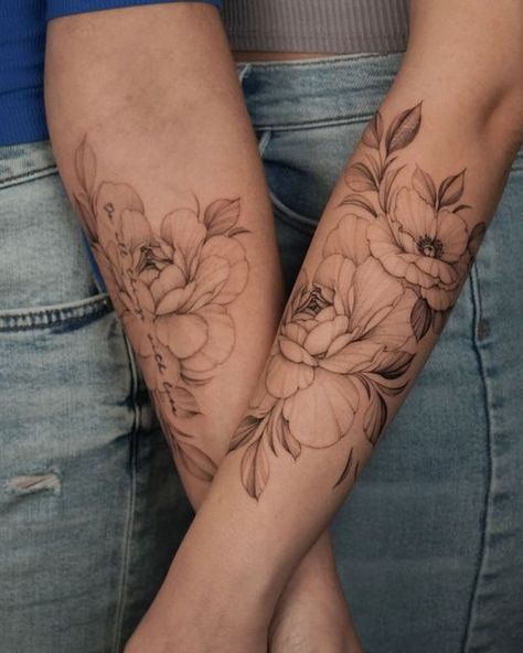 Arm Tattoos For Women Forearm, Mutterschaft Tattoos, Forearm Flower Tattoo, Forarm Tattoos, Forearm Tattoo Design, Cool Forearm Tattoos, Flower Tattoo Arm, Floral Tattoo Sleeve, Forearm Tattoo Women