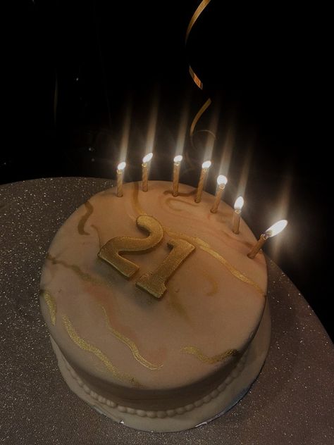 gold/rose gold theme 21st birthday cake Aesthetic 21st Birthday Cake, 21 Birthday Cake Aesthetic, 21 Years Birthday Cake, 21st Birthday Aesthetic, 21 Years Birthday, Birthday Cake Video, Gold Fondant, Studio Photoshoot Ideas, Gold Birthday Cake