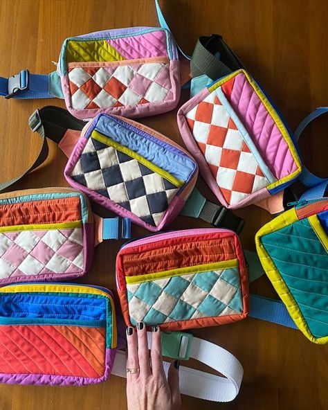 Sewing Projects Cross Body Bag, Quilted Belt Bag Pattern, Giftable Sewing Projects, Free Beginner Sewing Projects, Quilted Pouches Ideas, Quilted Home Decor, Quilted Cross Body Bag, Crossbody Sewing Pattern, Beginner Tote Bag Sewing Projects