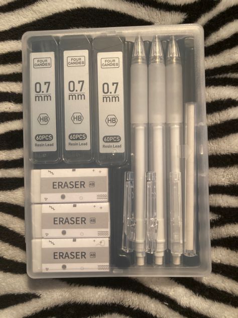 Art Supplies For Beginners, Best Art Supplies, Paint Aesthetic, Studying Stationary, Pretty School Supplies, Stationery Obsession, Cute Stationary School Supplies, School Bag Essentials, Cute School Stationary