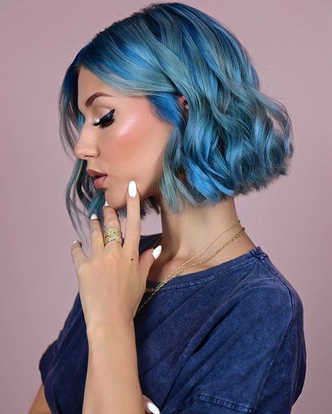 STELLA CINI sur Instagram : Shades of blue 💙💎🧿💠 Would you go for a full blue look of something more subtle? #BlueHair #BlueWig #EmeraldHair Brunette With Blonde Highlights, Short Blue Hair, Spring Hair Color Trends, Fantasy Hair Color, Wedding Hair Colors, Fall Hair Color Trends, Brown Hair Dye, Spring Hair Color, Fantasy Hair