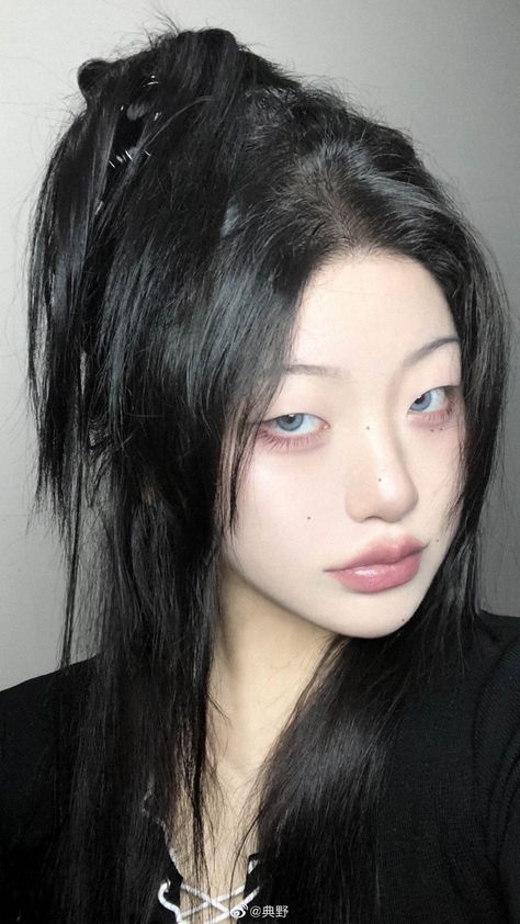 Black Hair Pale Skin, Monolid Eyes, Hair Pale Skin, Pale Face, Pale Girl, Girls With Black Hair, Asian Eye Makeup, Model Face, Makeup Forever