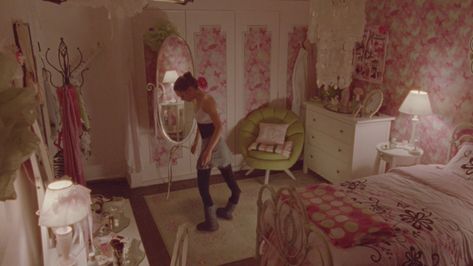 90s Bedrooms, Black Swan Wallpaper, Black Swan Aesthetic, Eerie Aesthetic, Swan Aesthetic, Swan Wallpaper, Black Swan 2010, Aesthetic Playlist, Movie Black