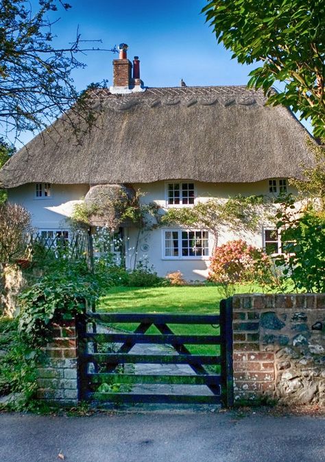 Cottages À La Campagne, British Cottages, British Homes, British Cottage, English Country Cottages, Cute Cottages, English Cottages, Thatched House, English Country Cottage