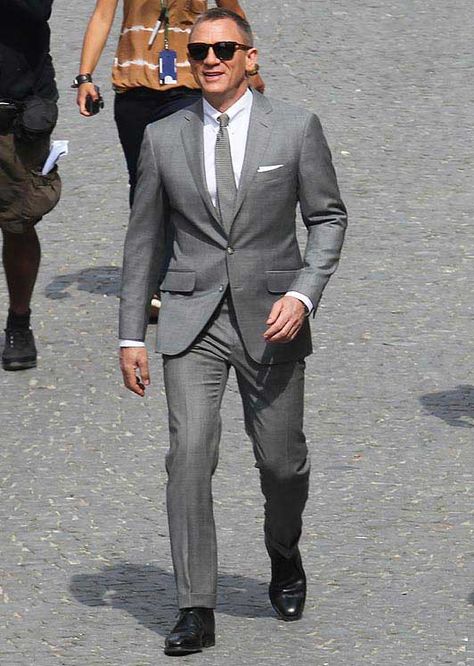 THE PERFECT FIT: SUIT TROUSERS Daniel Craig Suit, James Bond Suit, Daniel Craig Style, Bond Suits, Terno Slim Fit, Terno Slim, James Bond Style, Daniel Craig James Bond, Man In A Suit