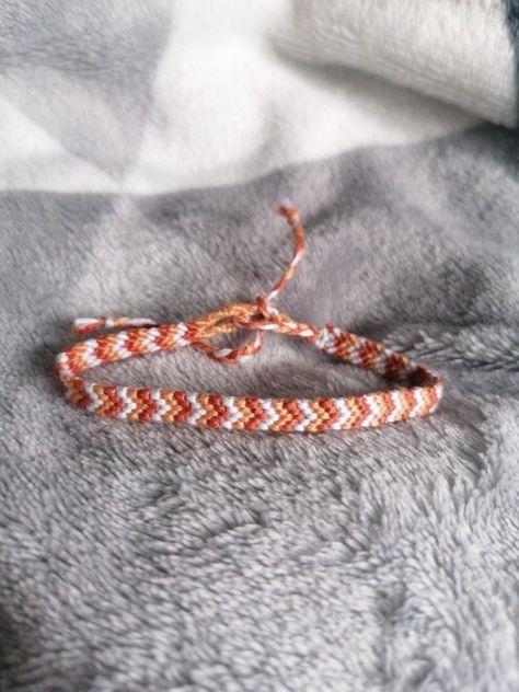 Bracelet Inspiration Thread, Obx Friendship Bracelets, Autumn Friendship Bracelet, Bff Bracelets Diy, Fall Friendship Bracelets, Friendship Bracelets Simple, Bracelets Chevron, String Bracelet Designs, Summer Jewelry Diy