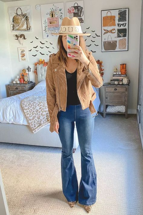 Moto Jacket Bootcut Jeans, Southwest Winter Outfit, Flare Jeans Country Outfit, Flare Jean Fall Outfit, Indoor Concert Outfit Winter, Flare Jeans Outfit Fall, Outfits With Flare Jeans, Suede Moto Jacket Outfit, Flared Jeans Outfit Fall