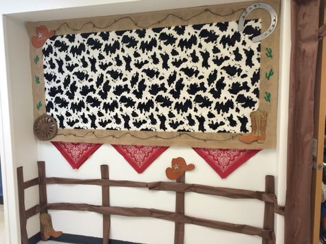 Bulletin board for western theme classroom Western Bulletin Boards, Farm Classroom Theme, Wild West Theme, Western Rooms, Farm School, Reading Themes, Wilde Westen, Class Theme, Cowboy Theme