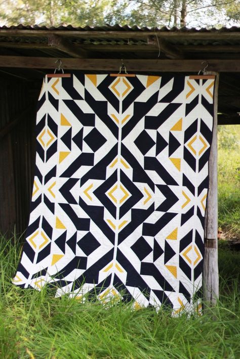 Bravo Indigo Quilt Pattern - Payhip Black And White Quilt, Indigo Quilt, Creeper Minecraft, Black And White Quilts, Quilt Modernen, Tshirt Quilt, Contemporary Quilts, Creation Couture, White Quilt