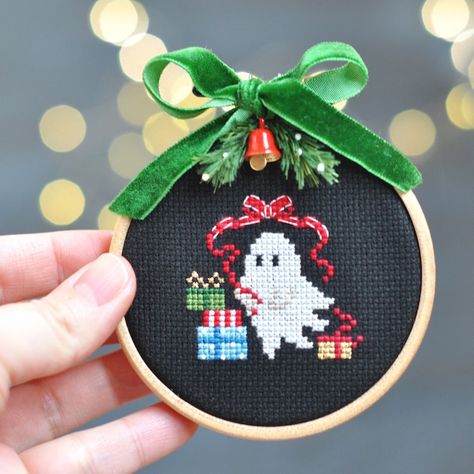 Creepy Christmas Cross Stitch, Free Cross Stitch Patterns Printable, Cross Stitch Christmas Patterns, Cross Stitch Ideas, Ghost Cross Stitch, Cross Stitch Ornaments, Christmas Cross Stitch Patterns, Christmas Ghost, Cross Stitch Fonts