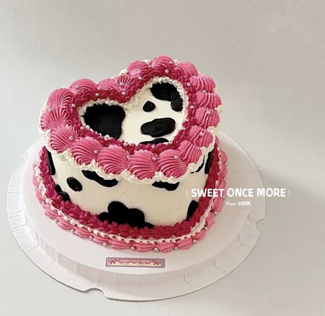 Cow Heart Cake, Cow Print Heart Cake, Cute Heart Cakes Aesthetic, Xiaohongshu Cake, Pink Cow Print Cake, Cowgirl Cakes Birthday, Cow Print Birthday Cake, Cow Print Cake, Cake Aesthetic Birthday