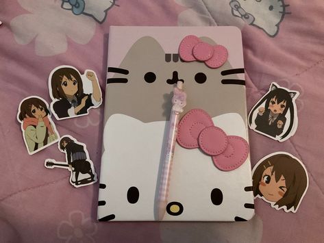 Pusheen And Hello Kitty, Cutecore School, Azusa Yui, Pusheen Hello Kitty, K-on! Mio, Pretty School Supplies, Kawaii Cutecore, Charmmy Kitty, Kawaii School Supplies