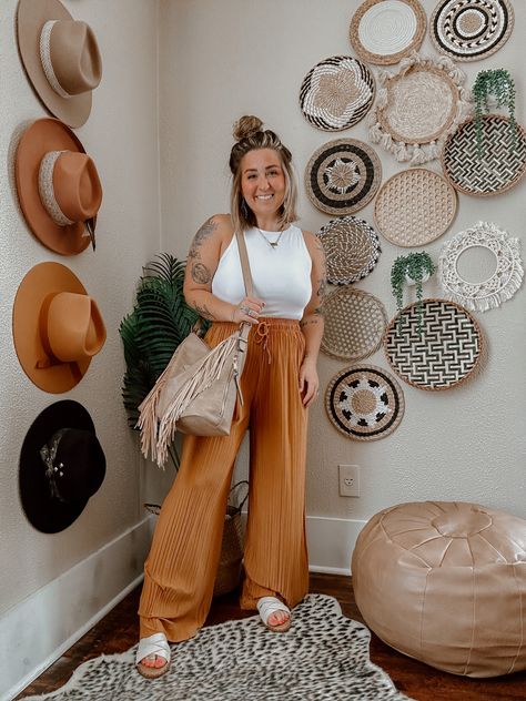 Mid Size Summer Outfits Big Stomach, Mom Jeans Summer Outfit, Granola Hippie Aesthetic, Summer Outfits Big Stomach, Boho Summer Outfit, Summer Granola, Midsize Fashion Summer, Church Outfit Summer, Basic Summer Outfits