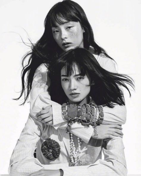 Serena Motola, 숲 사진, Twins Posing, Paris Winter, Nana Komatsu, Sisters Photoshoot, People Poses, Human Poses Reference, Figure Poses